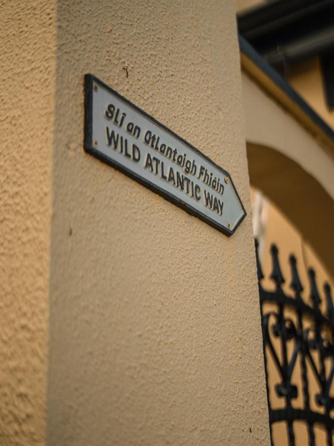 The Village Inn Bohola Exterior foto